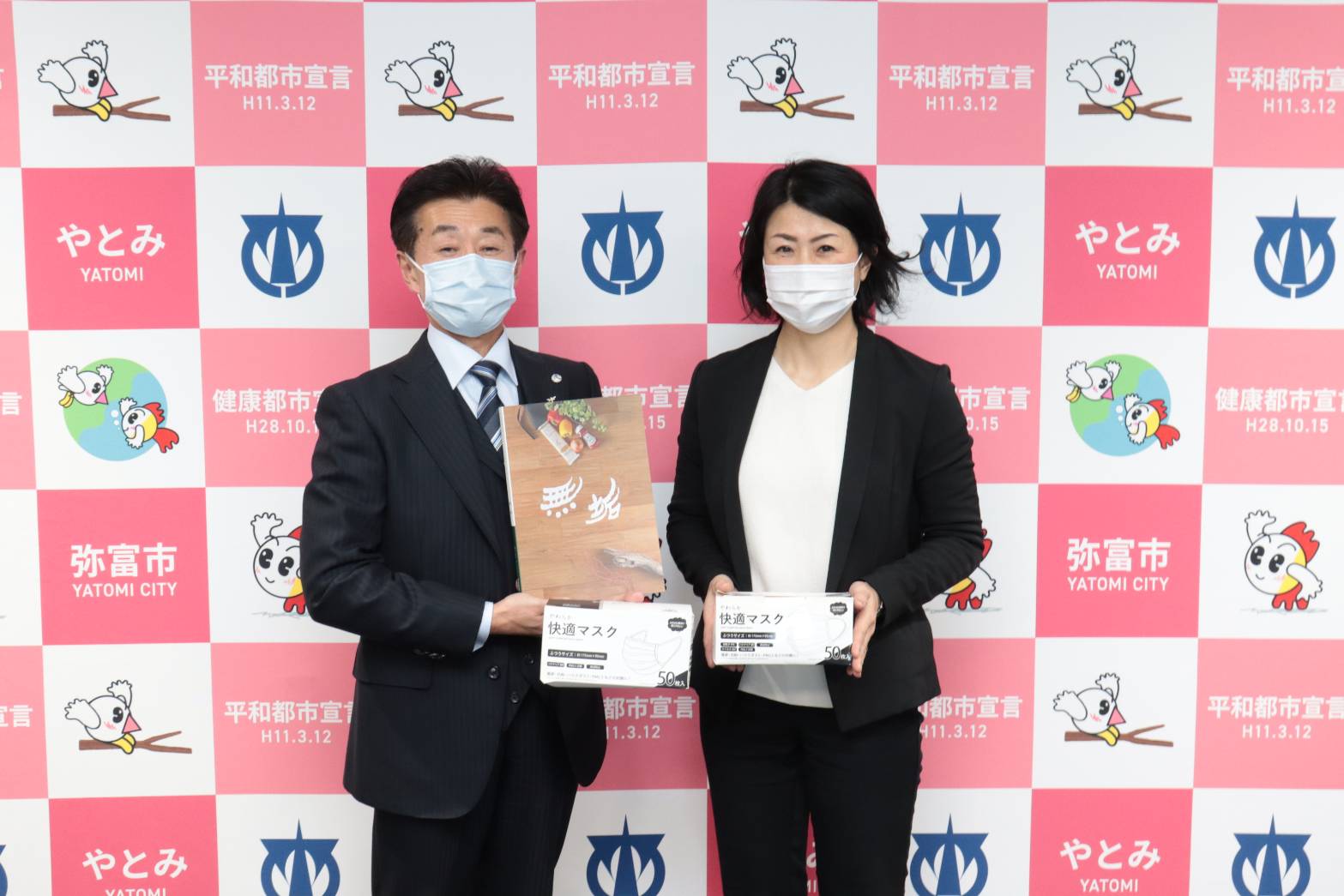愛知県弥富市にマスク寄付の安藤市長との画像